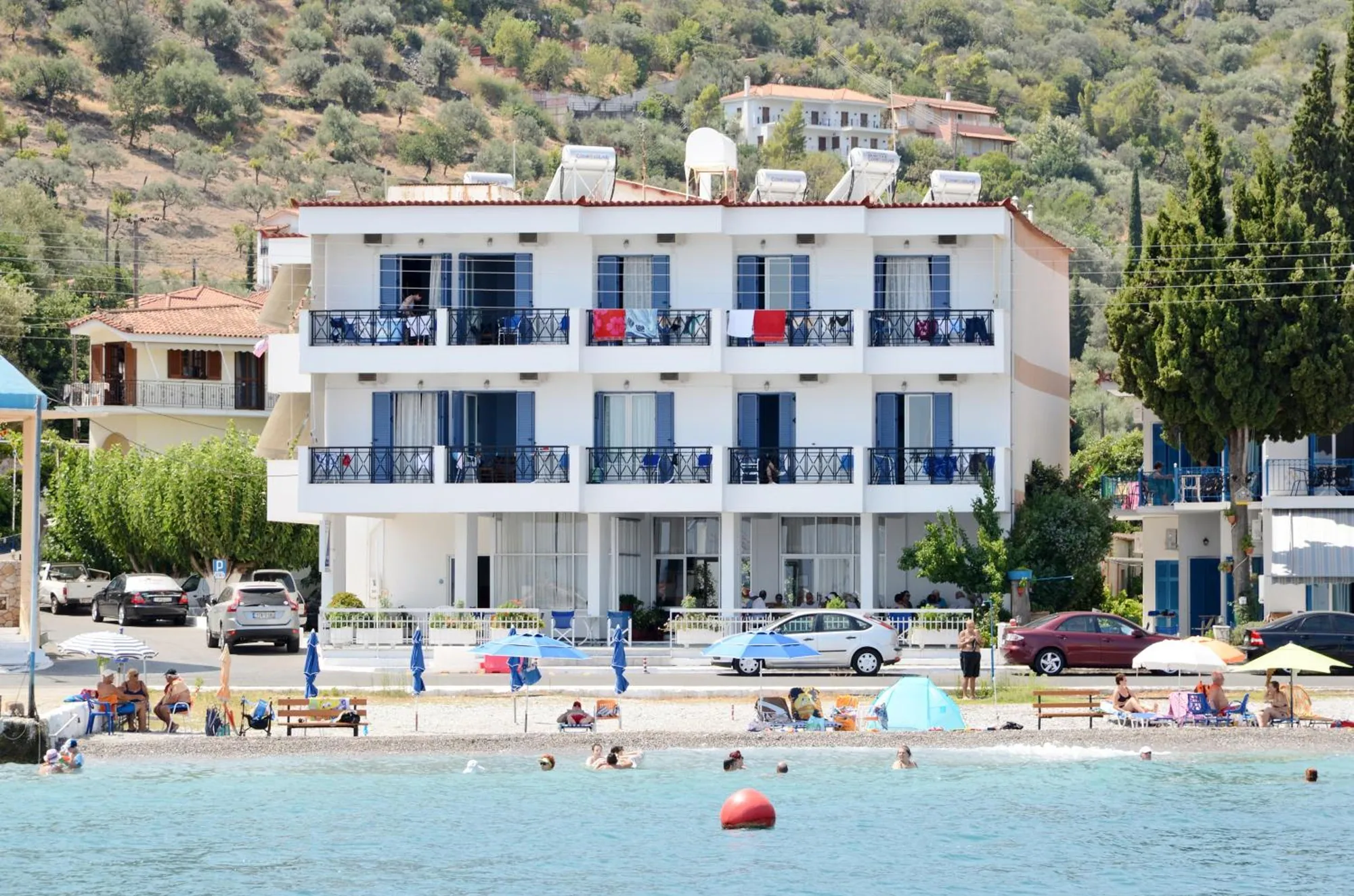 Το ξενοδοχείο και η παραλία το καλοκαίρι