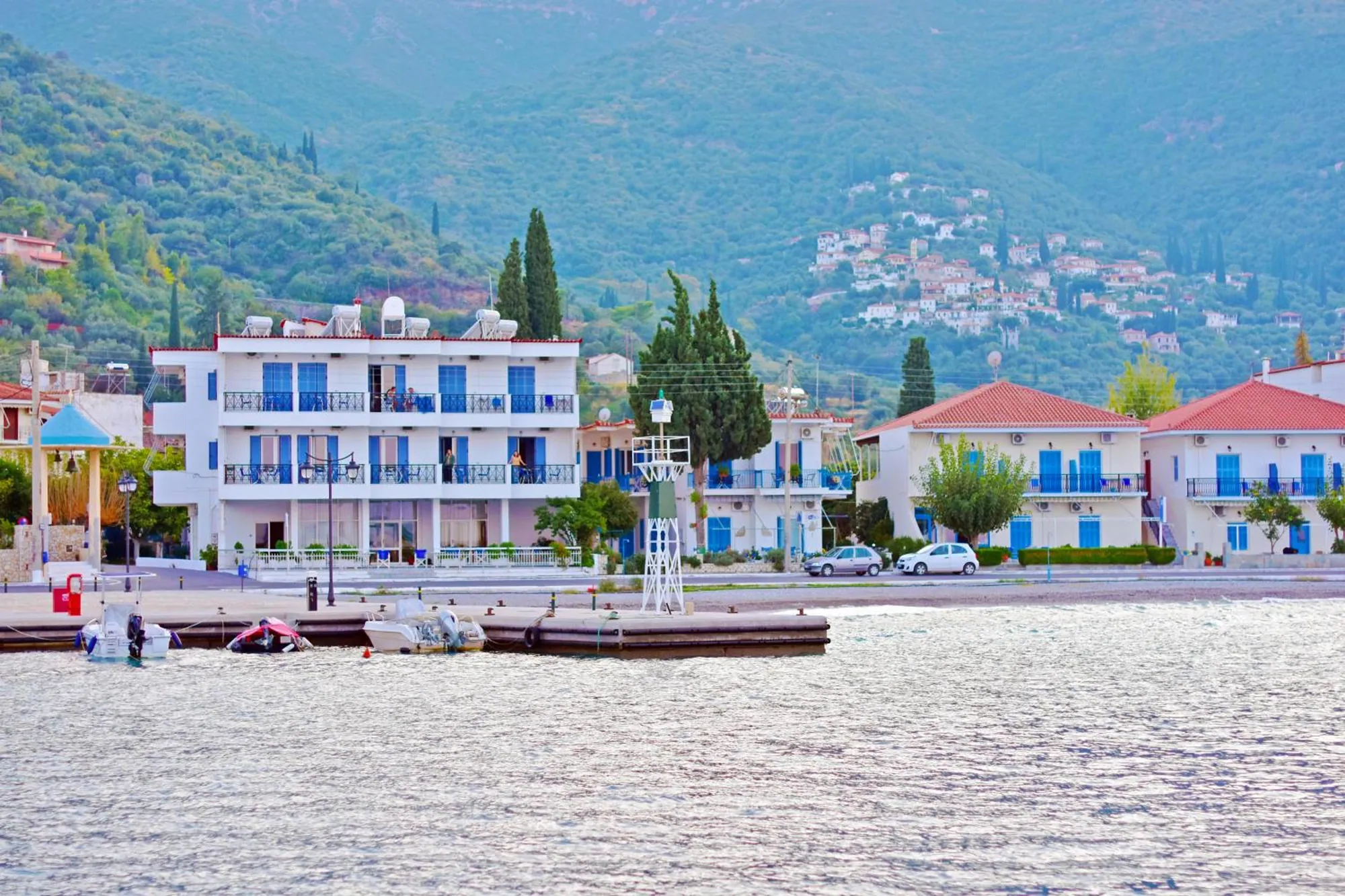 Η παραλία του Τυρού με το χωριό στην πλαγιά