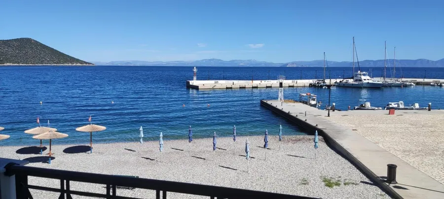 Ομπρέλες στην παραλία και ο μόλος