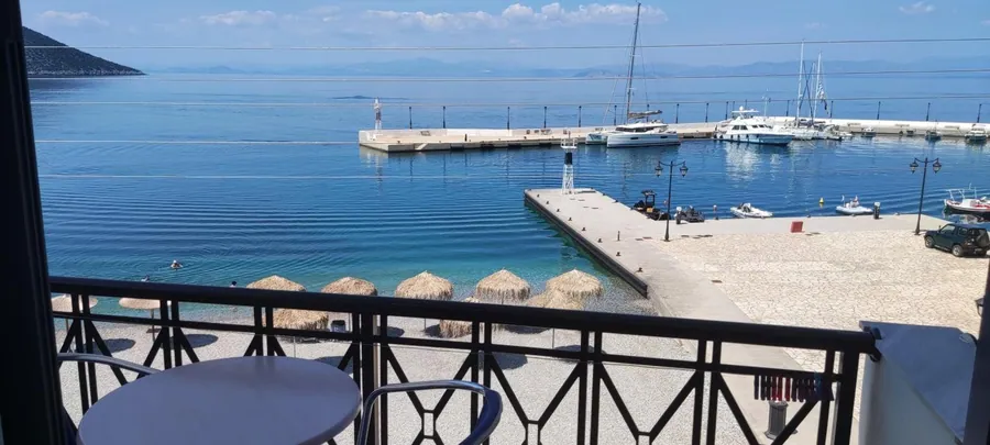 Ο μόλος από το μπαλκόνι του δωματίου
