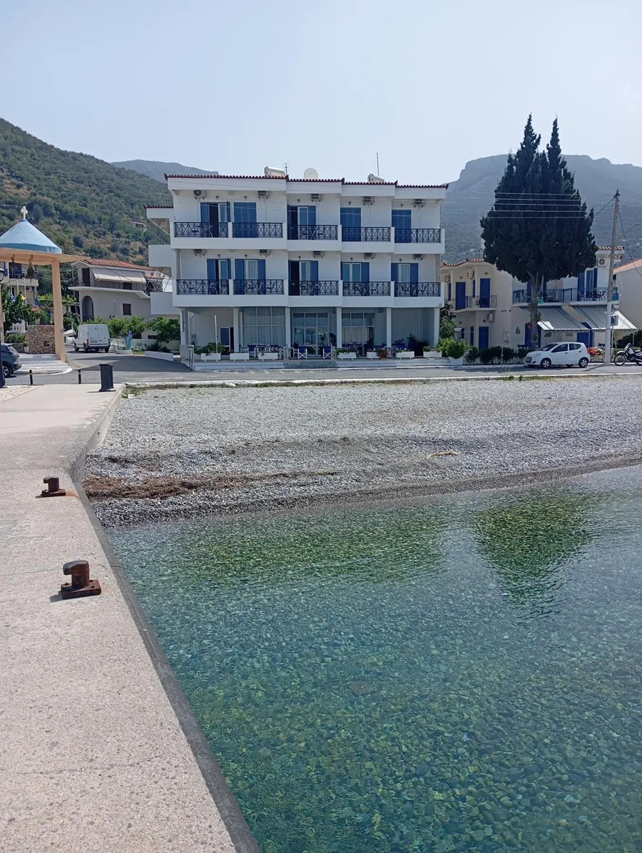 Τα καθαρά νερά μπροστά στο ξενοδοχείο