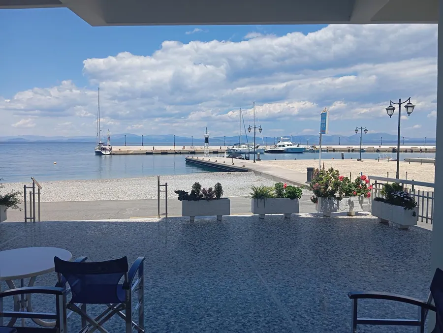 Η βεράντα με τις γλάστρες και το λιμανάκι