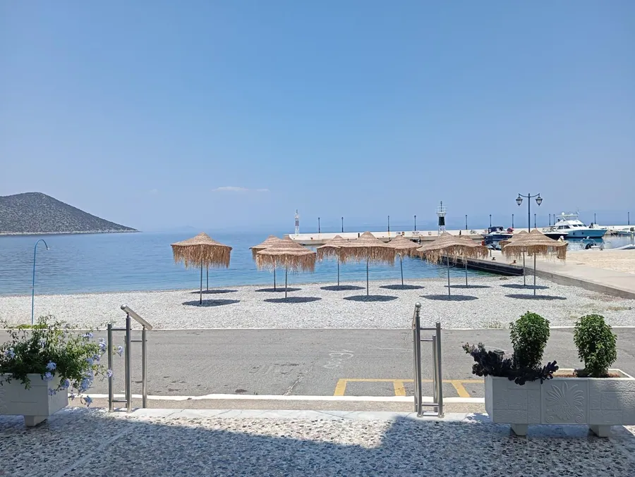Η παραλία με τις ψάθινες ομπρέλες