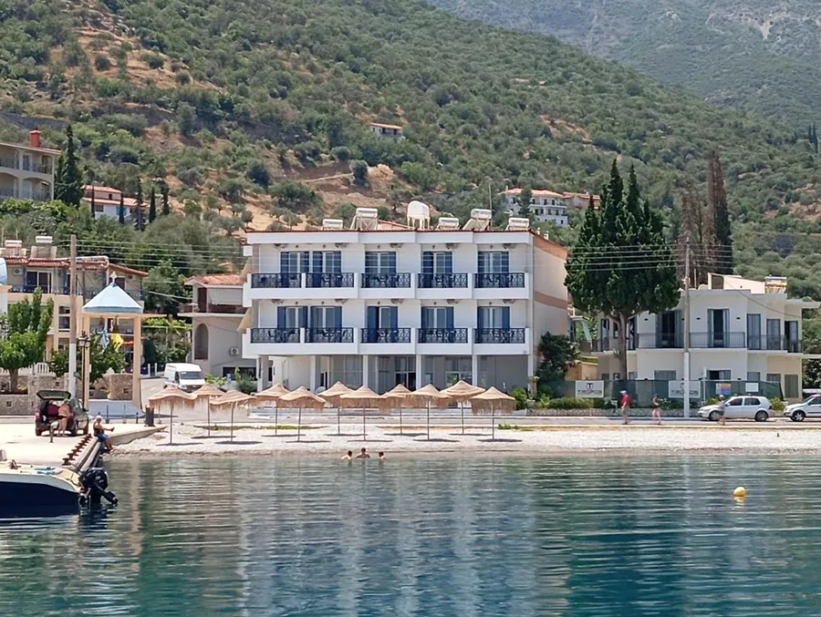 Το ξενοδοχείο από τη θάλασσα, με το χωριό στην πλαγιά